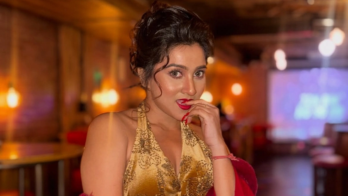 শাশুড়ির সঙ্গে সংক্ষিপ্ত পোশাকে ছবি তোলায় কটাক্ষের মুখে অভিনেত্রী