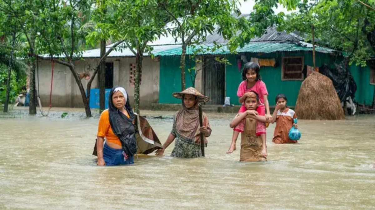 লঘুচাপের প্রভাবে চার দিন বৃষ্টি, ৮ জেলায় বন্যার শঙ্কা