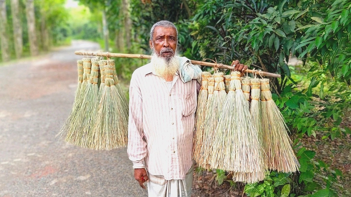 ছনের ঝাড়ু বিক্রি করেই টিকে আছে রাশেদের সংসার