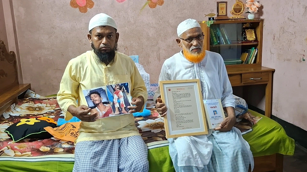 ছবি আঁকড়ে আজও অশ্রুসিক্ত ৩১ শহীদ পরিবার