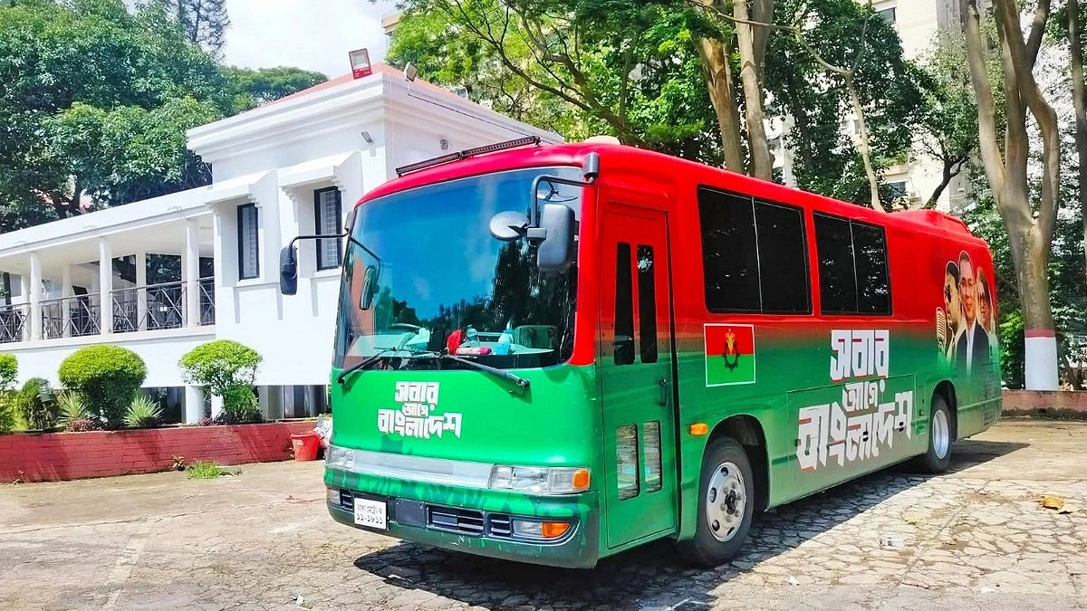 প্রধানমন্ত্রীর লাল-সবুজের বুলেটপ্রুফ বাস চট্টগ্রামে