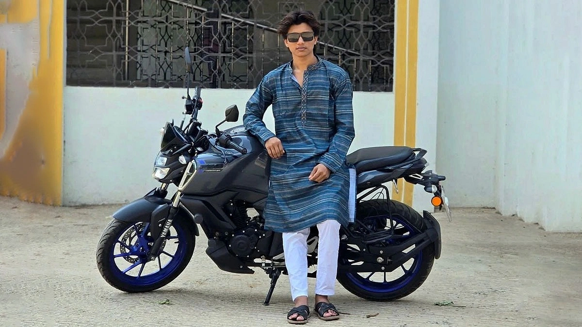 বন্ধুর হাত থেকে ছুটে সমুদ্রের স্রোতে ভেসে গেল ইয়াছিন