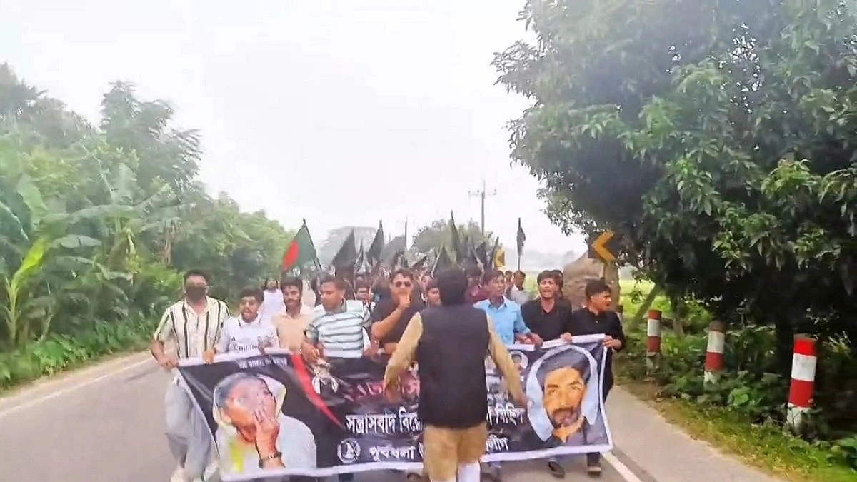 নেত্রকোনায় কার্যক্রম নিষিদ্ধ ছাত্রলীগের কালো পতাকা মিছিল