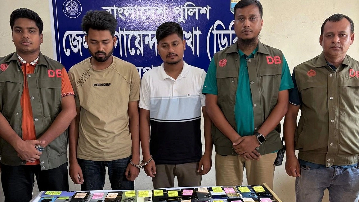 জয়পুরহাটে ৭৪ ভারতীয় চোরাই মোবাইল জব্দ, গ্রেপ্তার ২