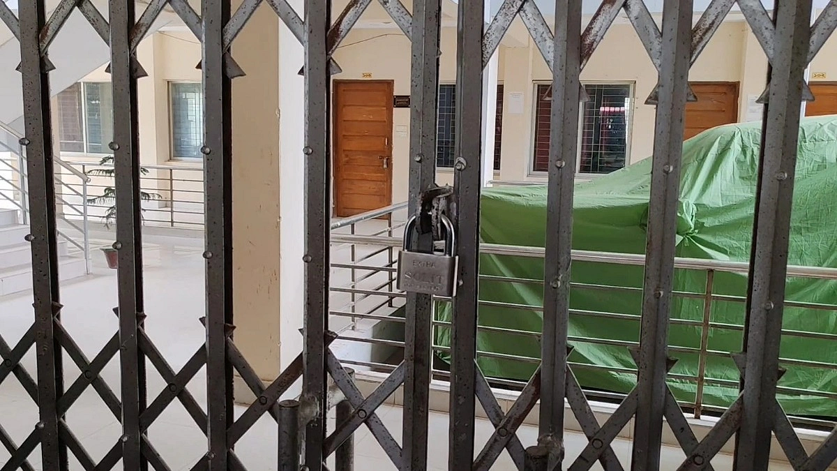রাতের আঁধারে খুলল ইউএনও-সমাজসেবা অফিসের তালা, মুখোমুখি বিএনপি-প্রশাসন