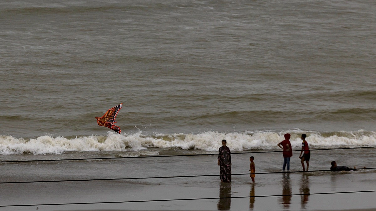 ঢেউয়ের সঙ্গে খেলায় ব্যস্ত পর্যটকরা। কেউ পানিতে, কেউ তীরে দাঁড়িয়ে উপভোগ করছেন সমুদ্রের সৌন্দর্য।