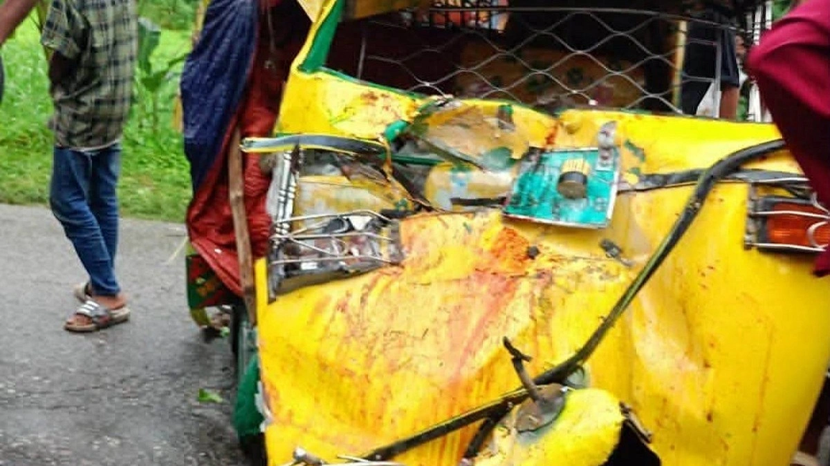 চাঁদপুরে বাসের চাপায় অটোরিকশার যাত্রী নিহত, আহত ৩