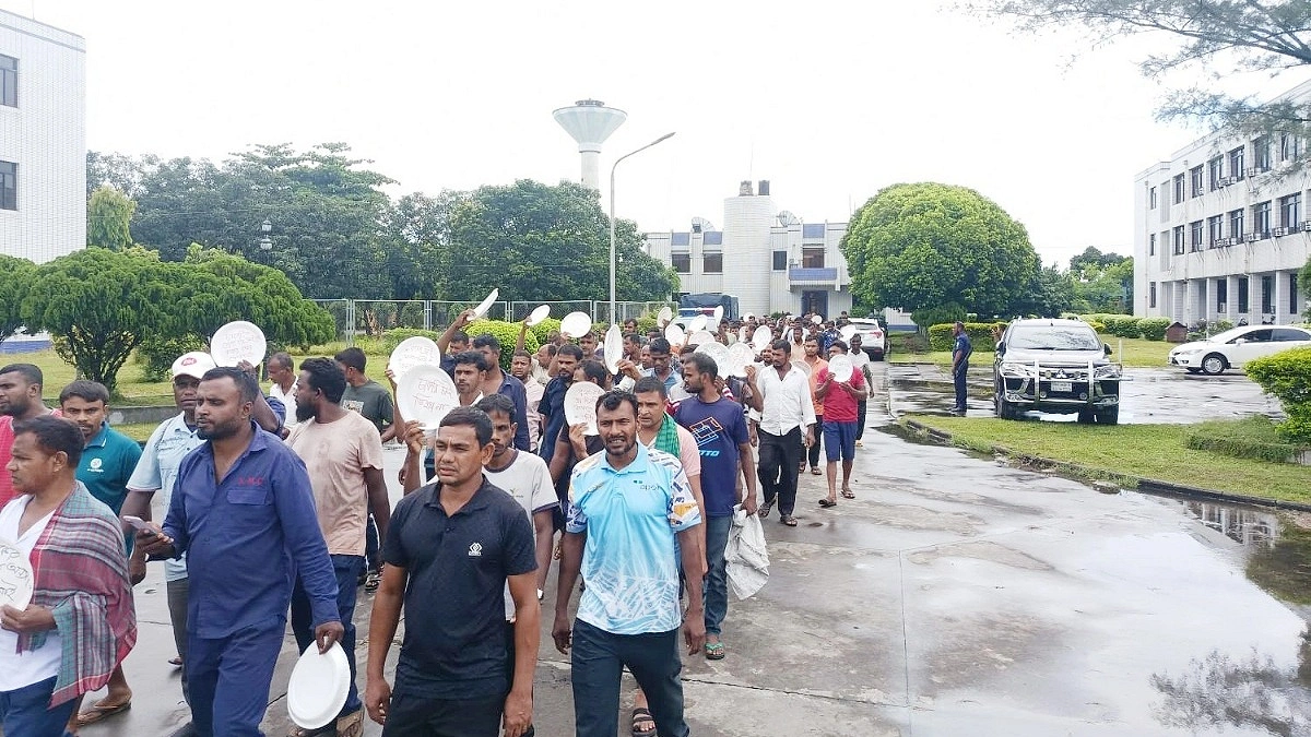বড়পুকুরিয়ায় ১৬৮ শ্রমিককে কাজে যোগ দিতে বাধা, বিক্ষোভ