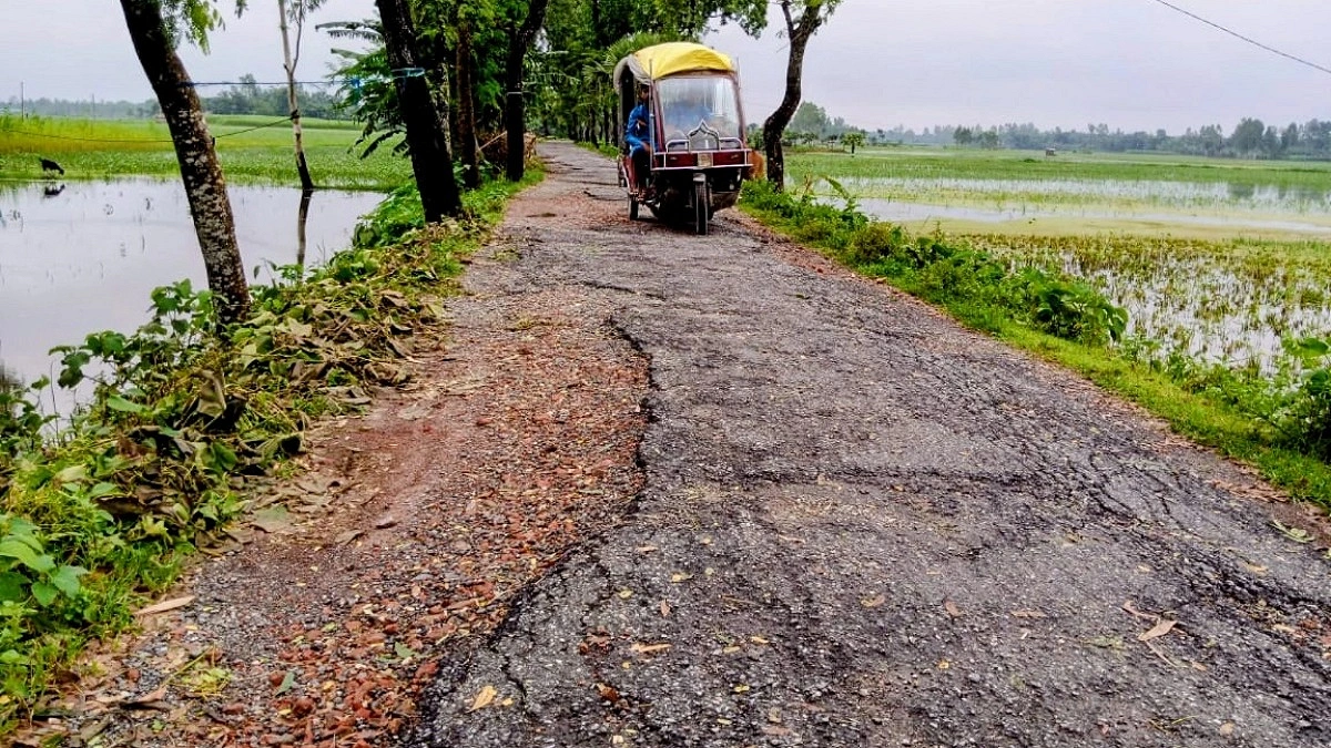 ‘রাস্তাটায় ভ্যানে উঠলে শরীরের হাড্ডিসহ নড়ে’