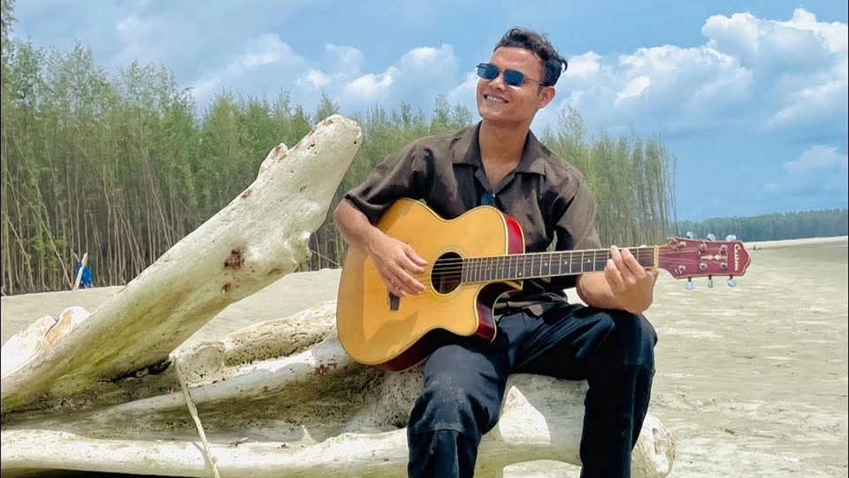 ‘ভাইরাল জাহিদ’ এখন সংসার চালান সৈকতে গান শুনিয়ে
