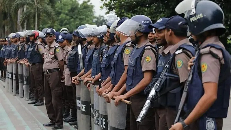 দেশের আইনশৃঙ্খলা পরিস্থিতি নিয়ন্ত্রণে পুলিশের ভুমিকা নিয়ে প্রশ্ন উঠেছে