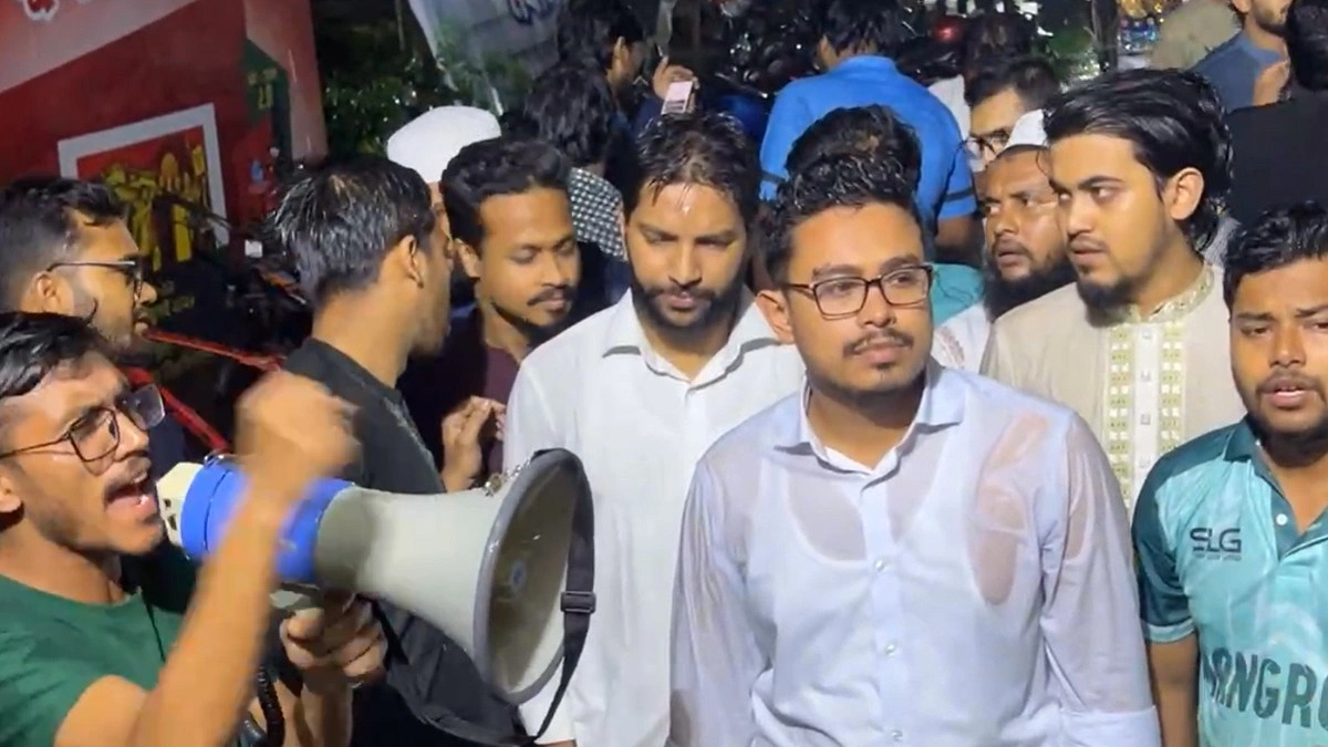 শিক্ষক নিয়োগ ইস্যুতে ডাকসুর বিক্ষোভ