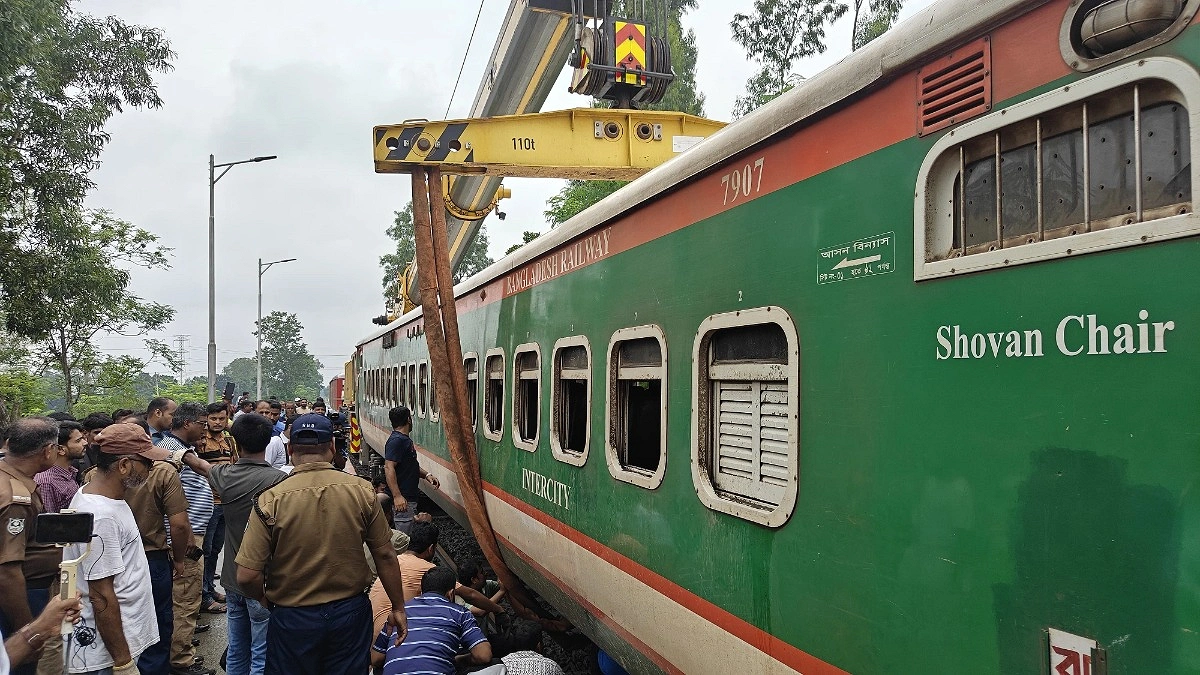 সিল্কসিটির লাইনচ্যুত বগি সরিয়ে ৭ ঘণ্টা পর সচল ঢাকা-উত্তরাঞ্চল ট্রেন