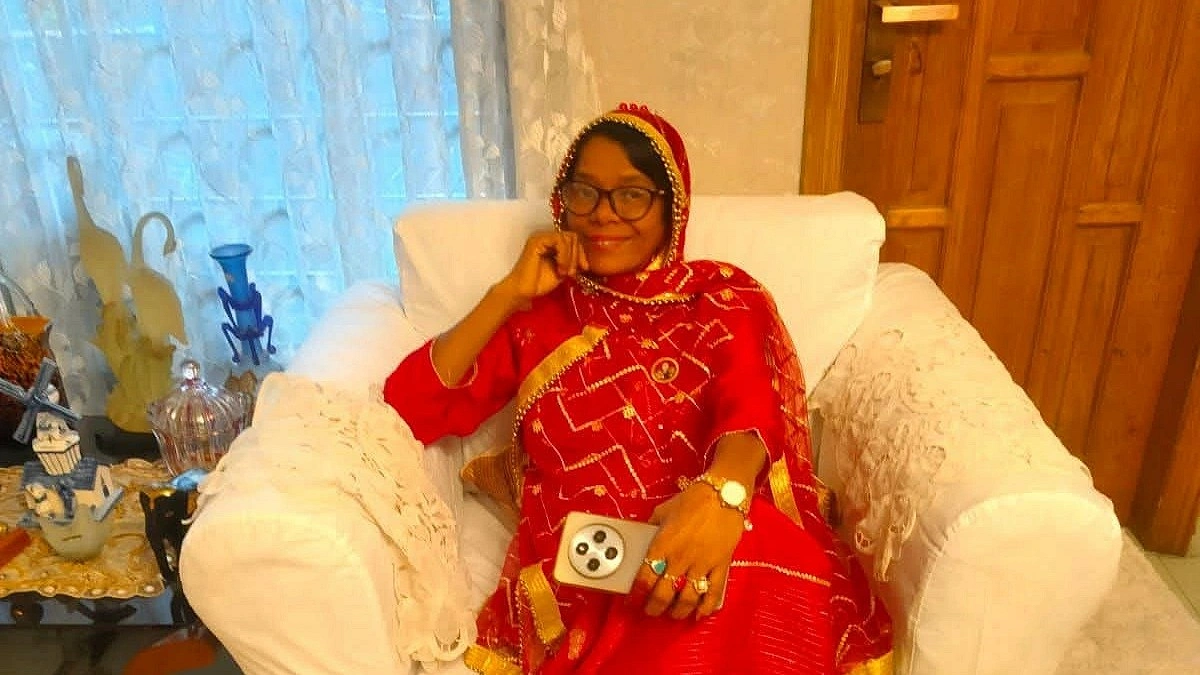১০০ টাকায় ফ্যামিলি কার্ড ‘বিক্রি’ করছেন বিএনপি নেত্রী!