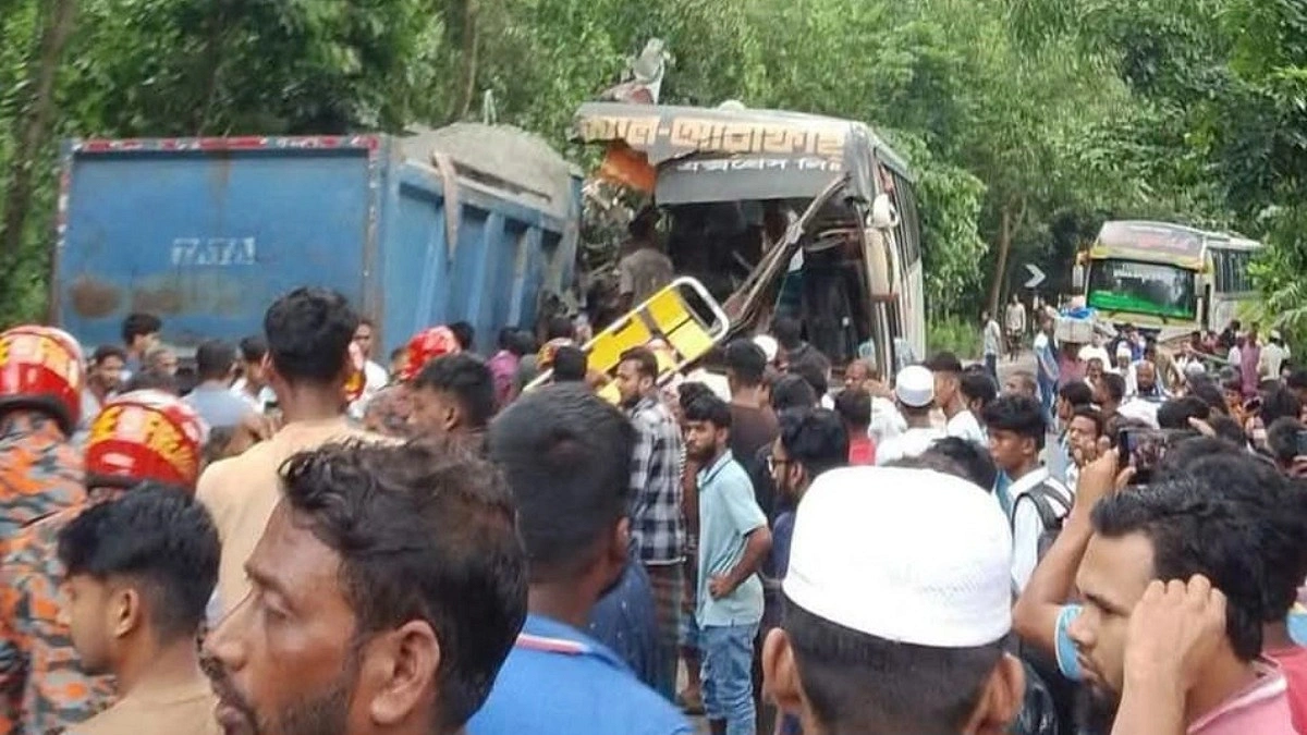 চাঁদপুরে বাস-ট্রাকের সংঘর্ষে নিহত ৩, আহত ১৫