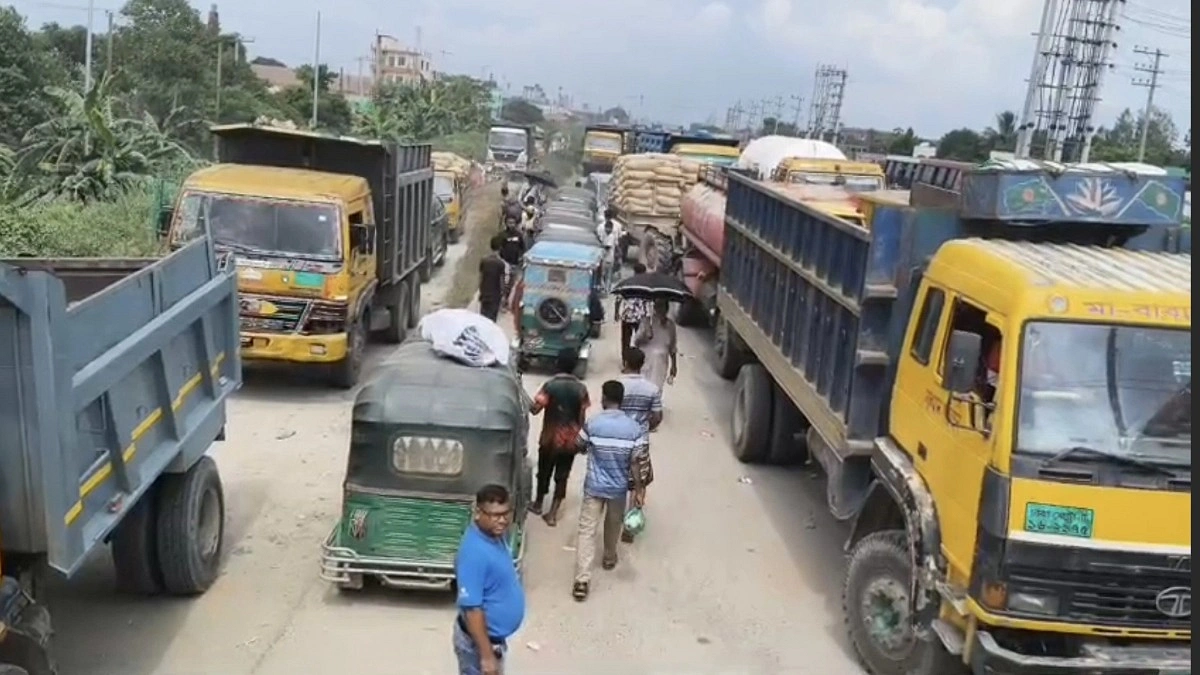 বালু উত্তোলন বন্ধের দাবিতে ঢাকা-সিলেট মহাসড়ক অবরোধ, ১০ কিলোমিটার যানজট