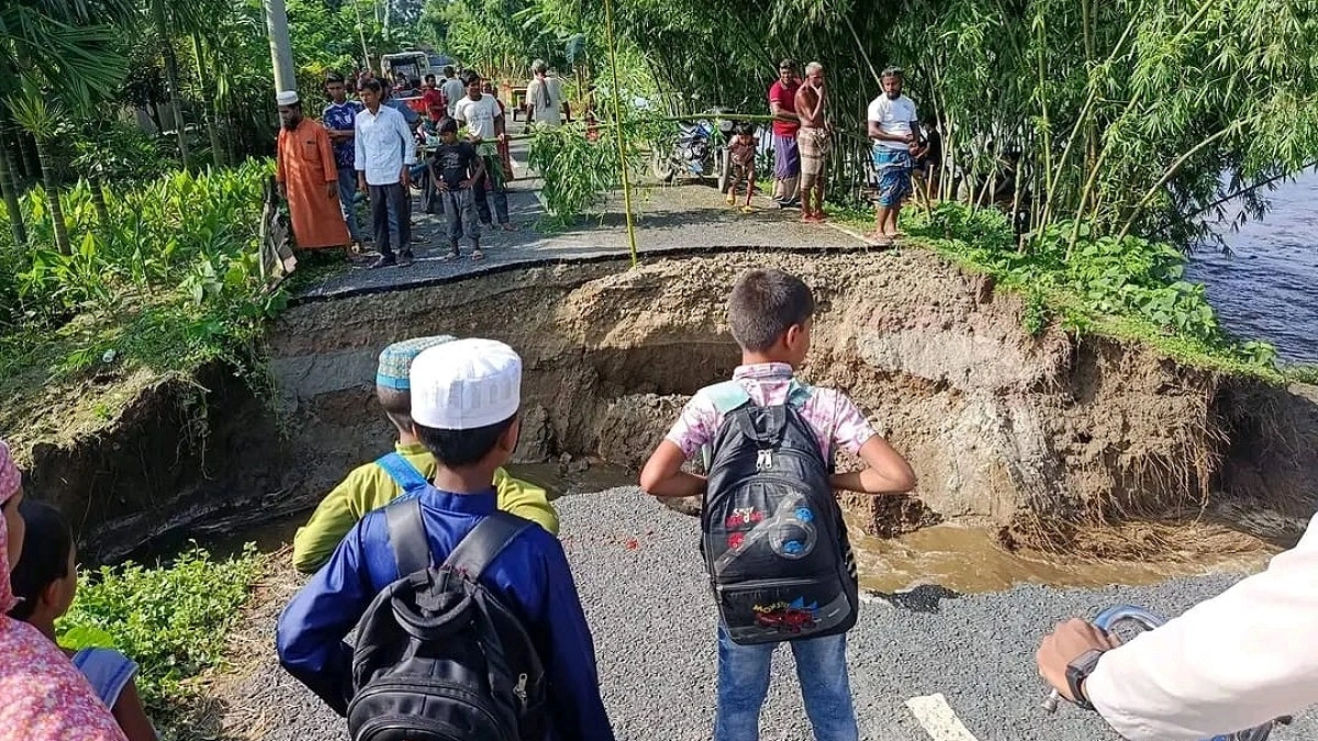 লালমনিরহাটে আকস্মিক বন্যায় সড়ক ভেঙে যোগাযোগ বিচ্ছিন্ন