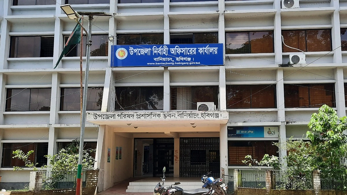 ফ্যামিলি কার্ডের নিয়োগ নিয়ে বিক্ষোভ-ভাঙচুর, ইউএনওকে লাঞ্ছিতের অভিযোগ