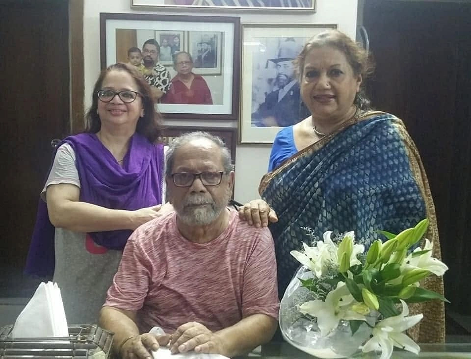 কন্যা মুনীরাহ বশীর ও চিত্রনায়িকা কবরীর সঙ্গে শিল্পী মুর্তজা বশীর