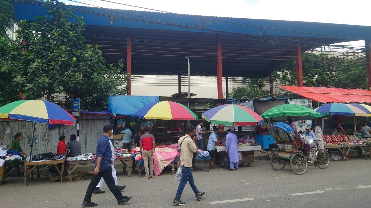 থামে না বাস, বোঝার উপায় নেই পেছনে যাত্রী ছাউনি
