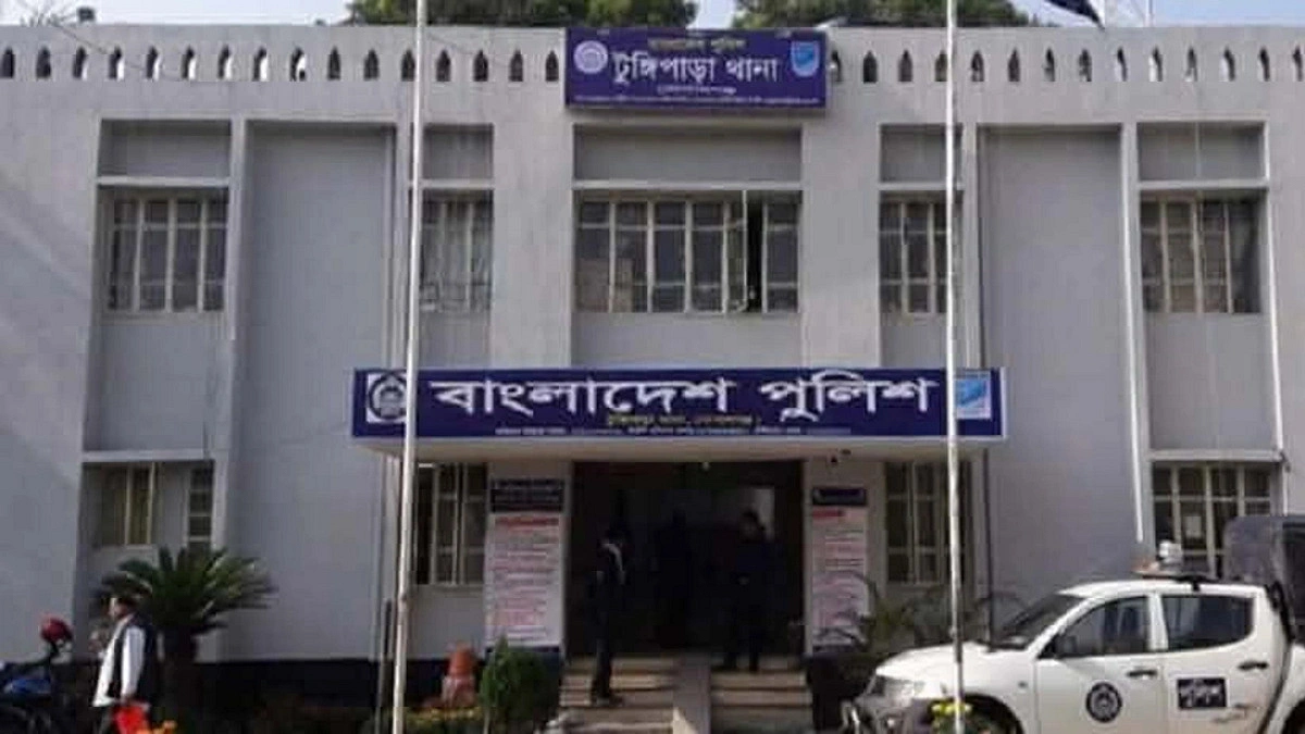 টুঙ্গিপাড়ায় জুলাই গণঅভ্যুত্থান তোরণে আগুন, ৭৫ জনের বিরুদ্ধে মামলা