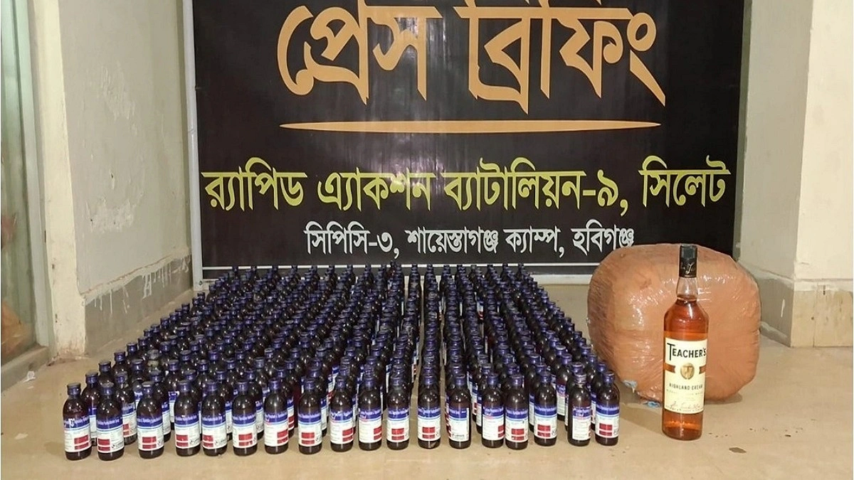 খাটের নিচে মিলল ৩৬১ বোতল এসকাফ, ৬ কেজি গাঁজা