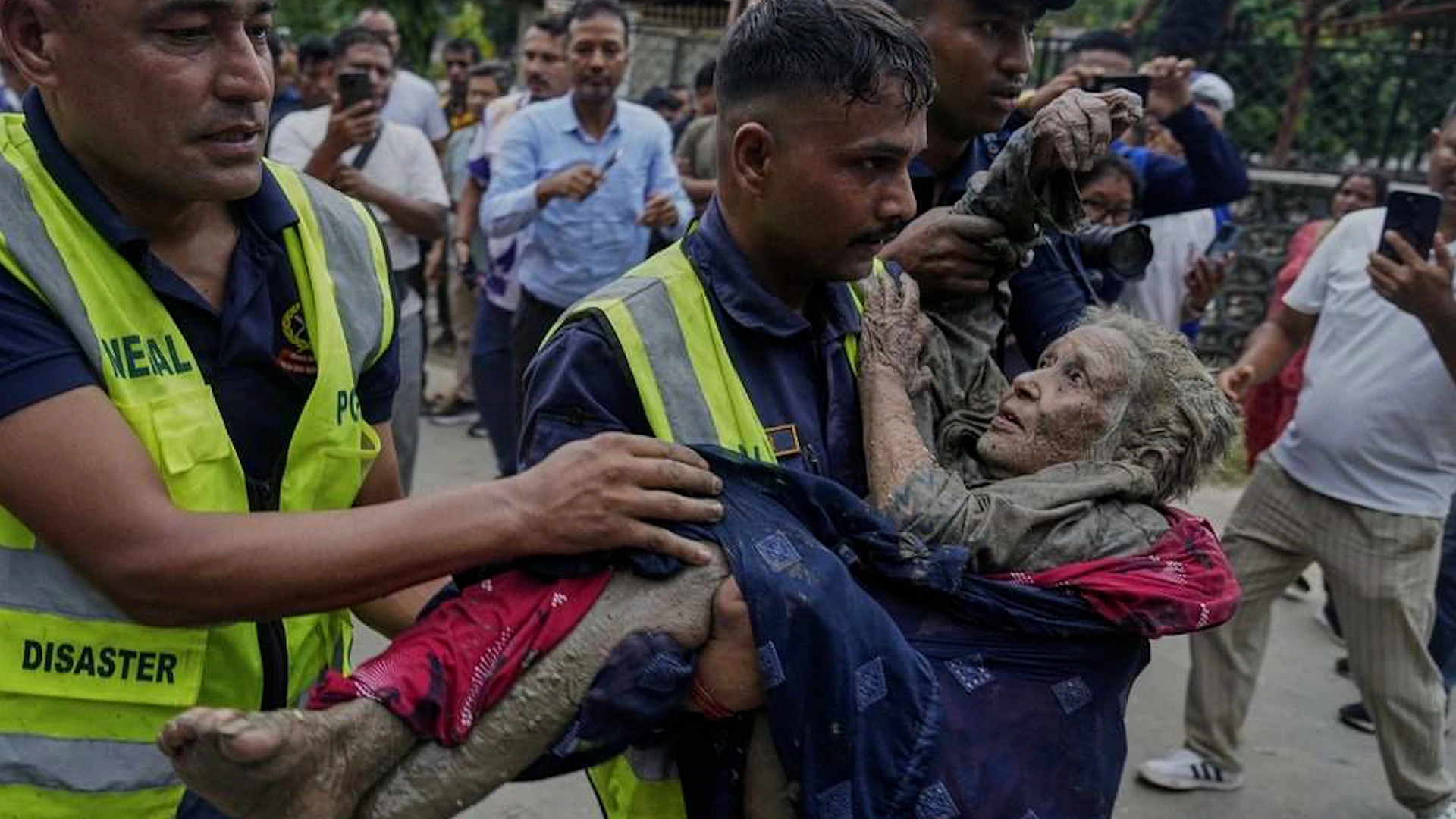 ধ্বংসস্তূপ থেকে উদ্ধারের পর গুনামায়াকে দেখে মনে হচ্ছিল, তিনি যেন যুদ্ধে জয়ী হয়ে ফেরা এক যোদ্ধা। ছবি : সংগৃহীত