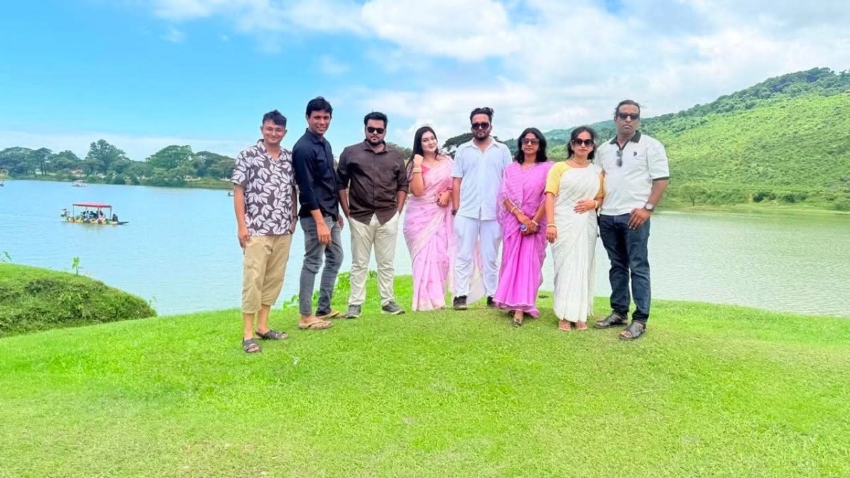 টাঙ্গুয়ায় জলছবিতে আঁকা বন্ধুদের আড্ডা