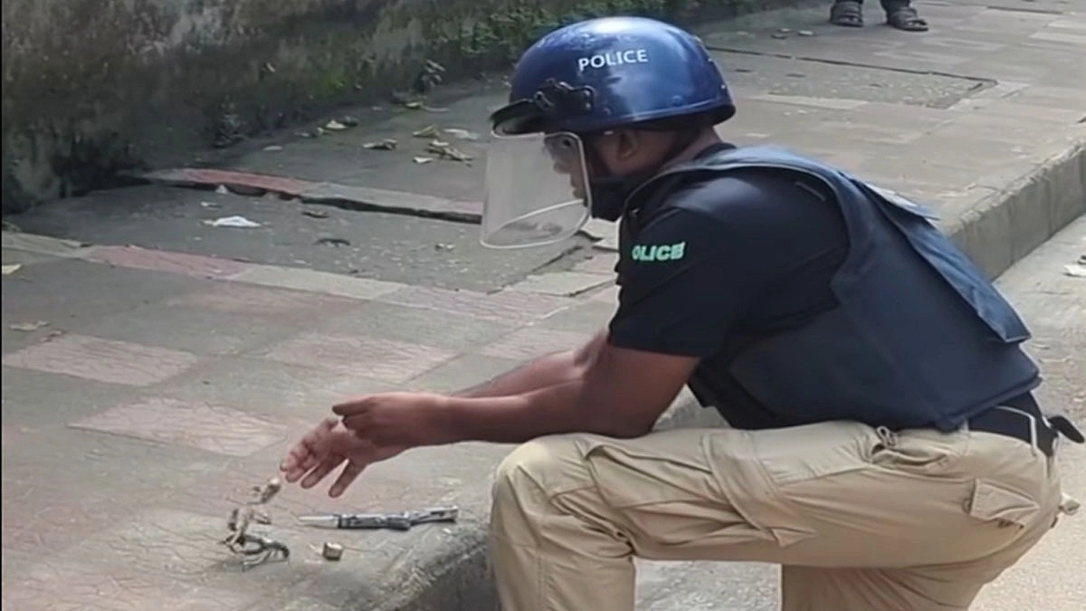 ঢাকা আলিয়ার পাশে ‘বোমাসদৃশ’ বস্তু, প্রবেশপথে ব্যারিকেড