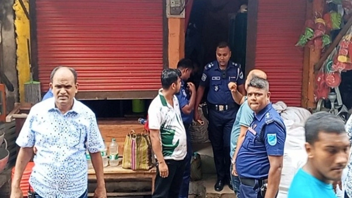 যশোরে আবাসিক হোটেলে অভিযান, ৩০ বোতল দেশি মদ উদ্ধার