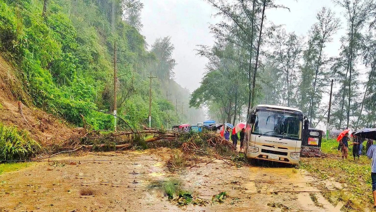 মেরিন ড্রাইভ সড়কে পাহাড়ধস, যান চলাচলে বিঘ্ন