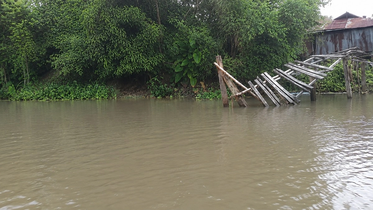 বাঁশের সাঁকো ভেঙে পড়ে দুর্ভোগে ১০ গ্রামের মানুষ