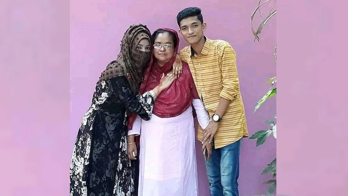 মা ও ভাইয়ের সঙ্গে নুসরাত (বাঁয়ে)