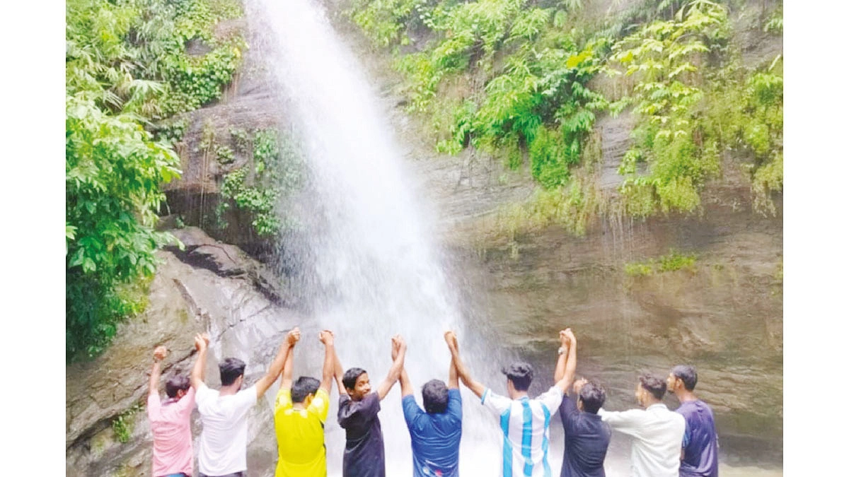 এক যাত্রায় ঝরনা ও চা বাগানে