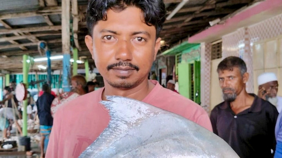 বঙ্গোপসাগরে জেলের জালে ১.৭ কেজির রূপচাঁদা, বিক্রি হলো ৪ হাজার টাকায়