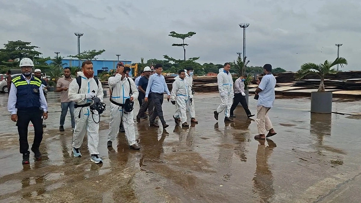দুর্ঘটনার তিন দিন পর জাহাজে বিশেষায়িত তদন্ত দল