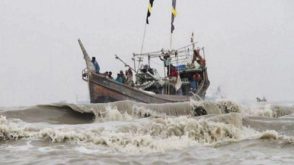 হাতিয়ায় ৫ মাছধরা ট্রলার ডুবি, সবাই জীবিত উদ্ধার