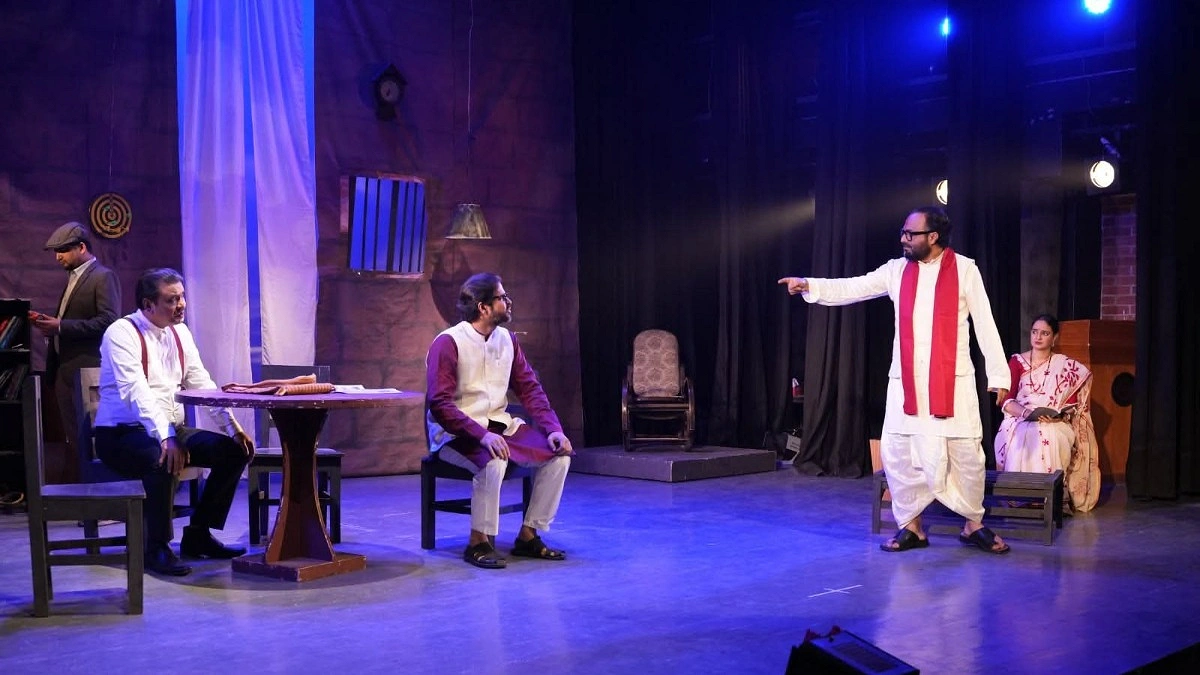 ‘হাঁড়ি ফাটিবে’ নাটকের শতক সন্ধ্যা শনিবার
