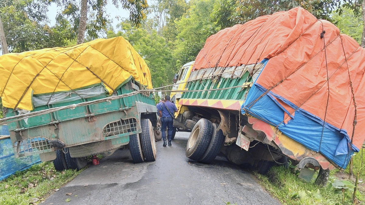 ট্রাক আটকে কাপাসিয়া–গাজীপুর সড়কে যান চলাচল বন্ধ