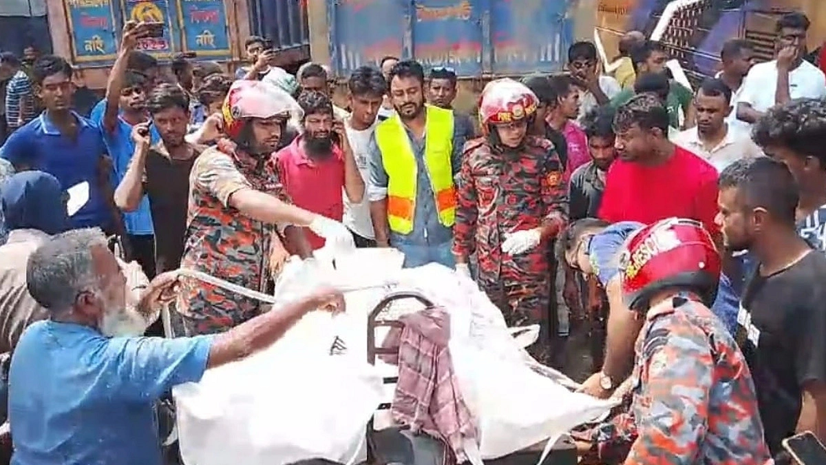 নাটোরে বাসচাপায় প্রাণ গেল ভ্যানচালক-যাত্রীর