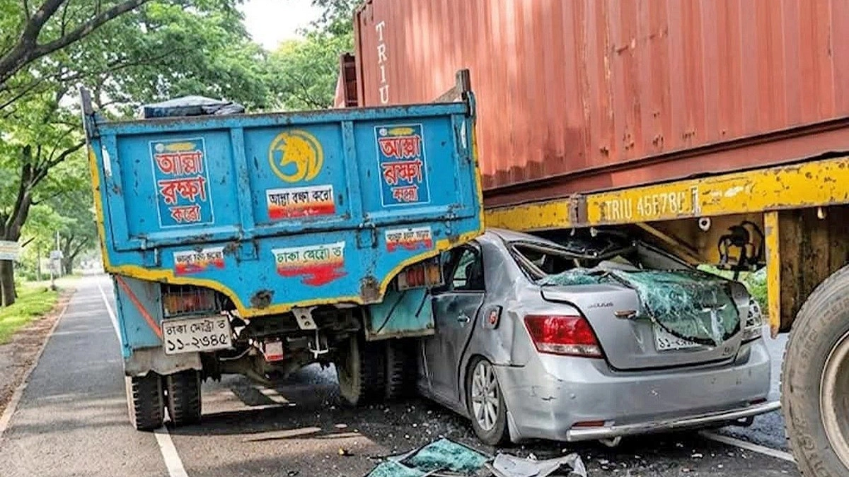মিরসরাইয়ে ধাক্কার পর প্রাইভেট কারকে ২০০ মিটার টেনে নিল ট্রাক