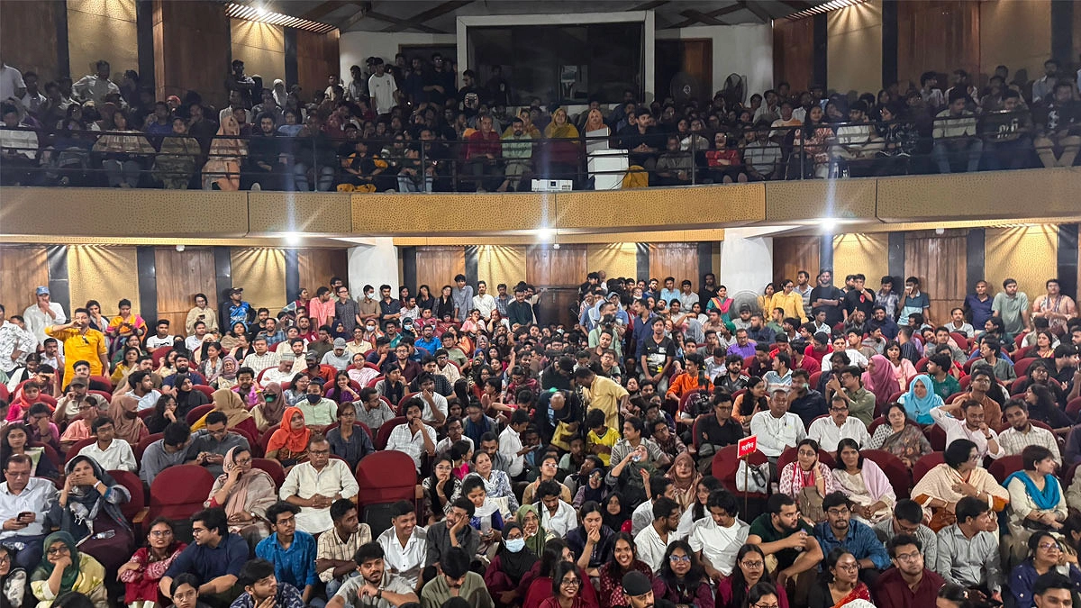 শিল্পকলায় ‘রইদ’ দেখতে উপচেপড়া ভিড়
