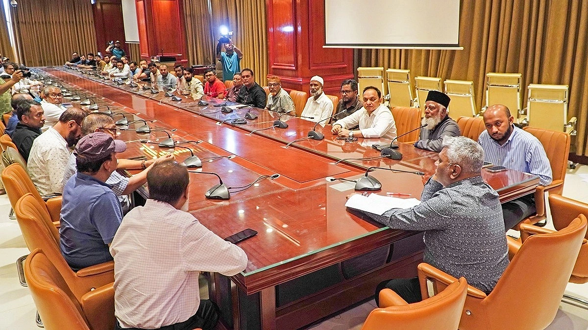 অভিযানে বিরক্ত ব্যবসায়ীদের সাথে চেম্বার সভাপতির বৈঠক