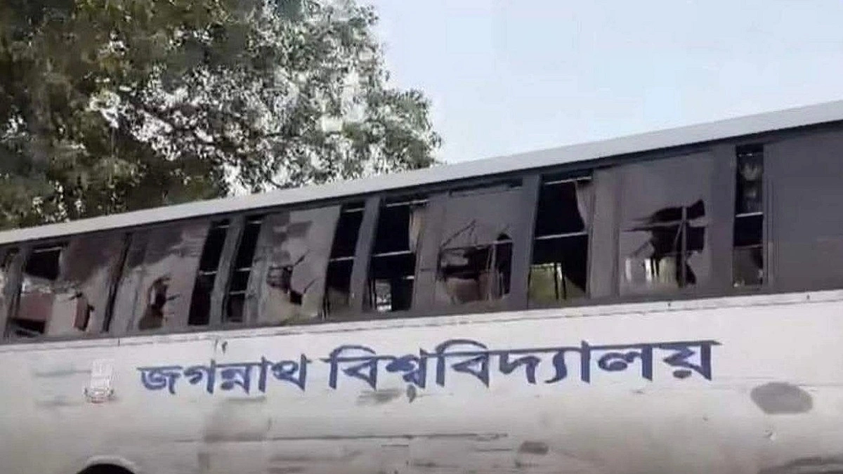 মানিকগঞ্জে জবির কালীগঙ্গা বাসে হামলা, আহত ১০