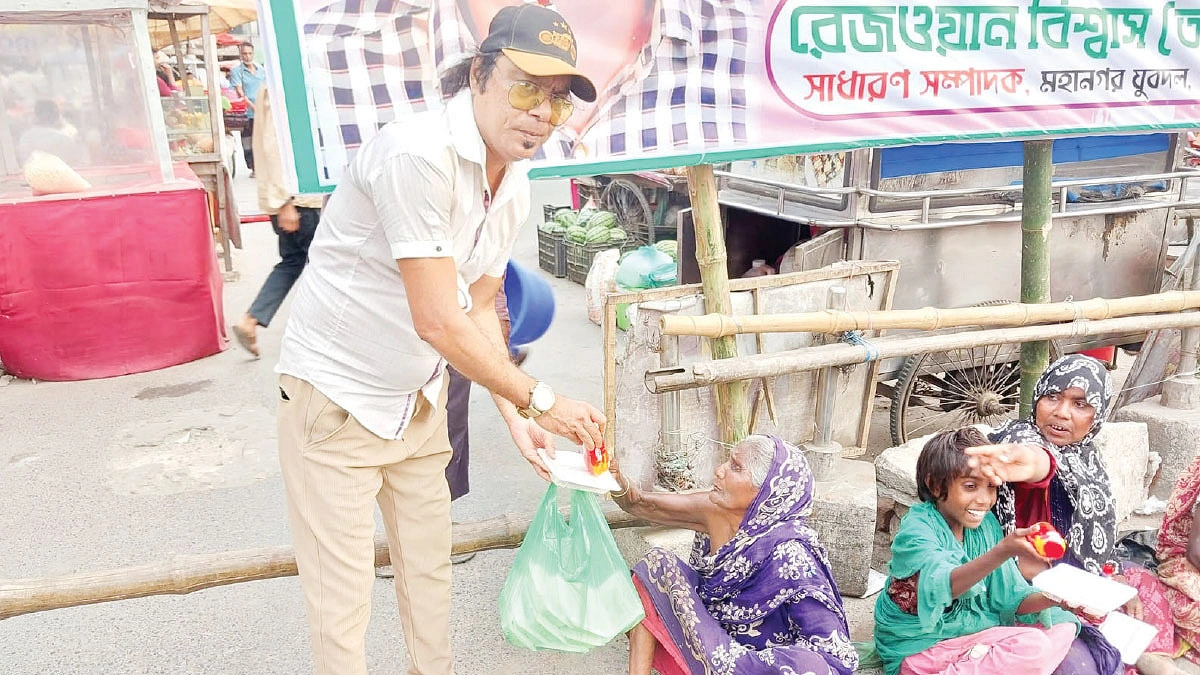 অভুক্ত মানুষের খাবার জোগান আজাদ