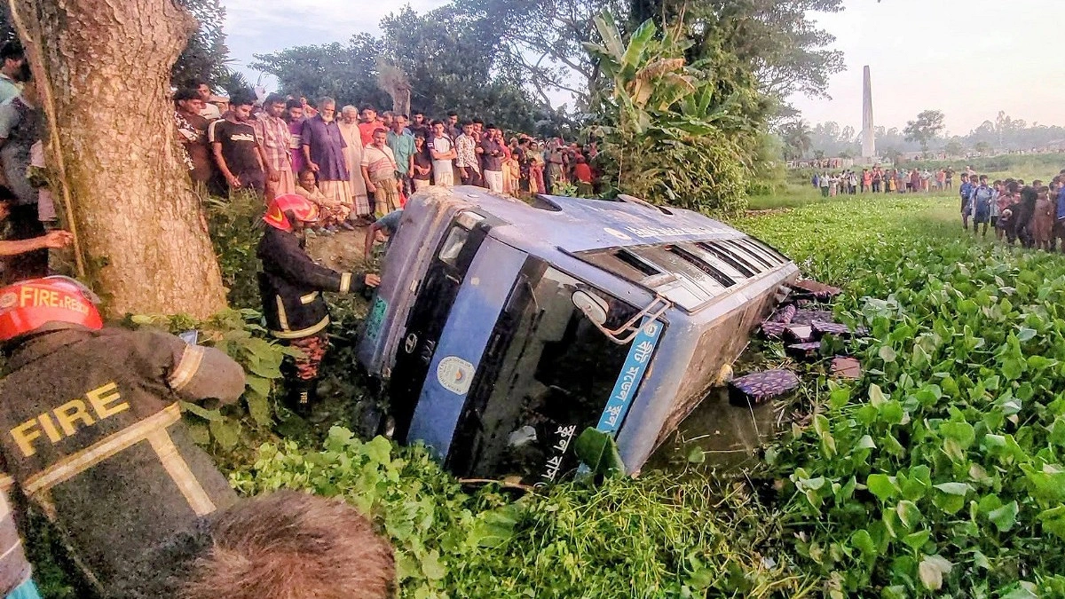 বগুড়ায় স্কুলের বাস উল্টে খাদে, শিক্ষার্থীর মৃত্যু