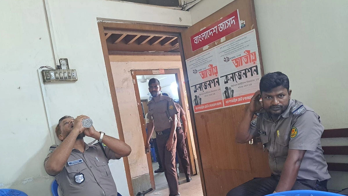 ১৫ আগস্টের কর্মসূচি ঘিরে বাংলাদেশ জাসদ কার্যালয়ে পুলিশ