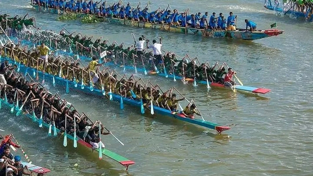 সরাইলে নৌকাবাইচে লাখো মানুষের ঢল