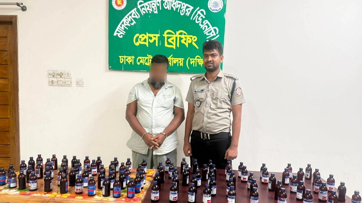 স্কুলব্যাগে মিলল ১০০ বোতল ফেনসিডিল!