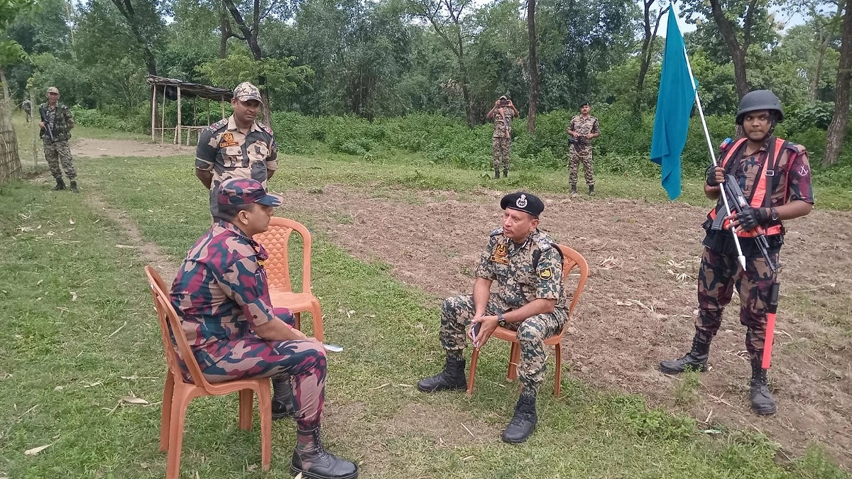 বিএসএফের ফেলে যাওয়া অস্ত্র ও ওয়াকিটকি ফেরত দিল বিজিবি